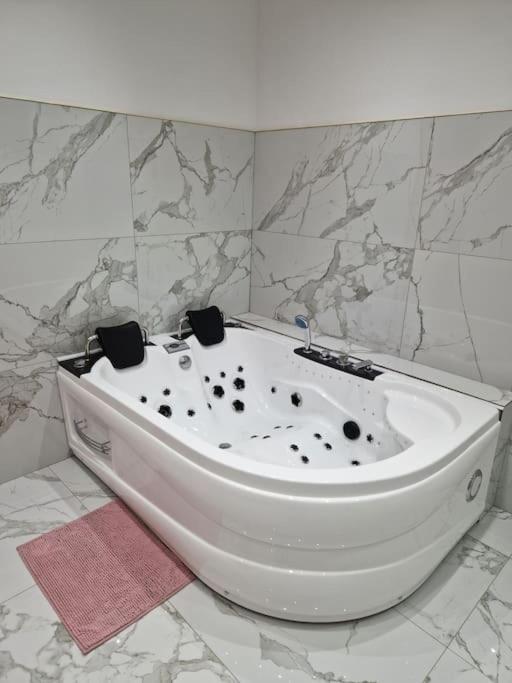 Maison Chic avec jacuzzi. UrbanSpa60 Nogent-sur-Oise Extérieur photo