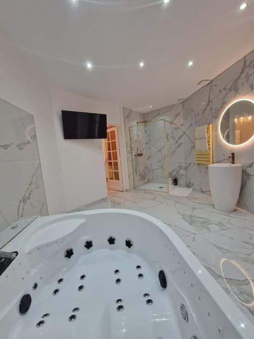 Maison Chic avec jacuzzi. UrbanSpa60 Nogent-sur-Oise Extérieur photo